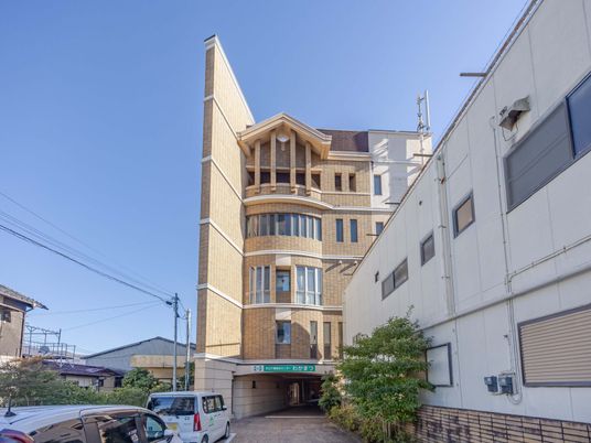 モダンな外観の建物