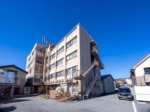 大きな建物の外観 外観 広々とした建物の外観は、快適な施設環境の象徴です。落ち着いた雰囲気が魅力的です。
