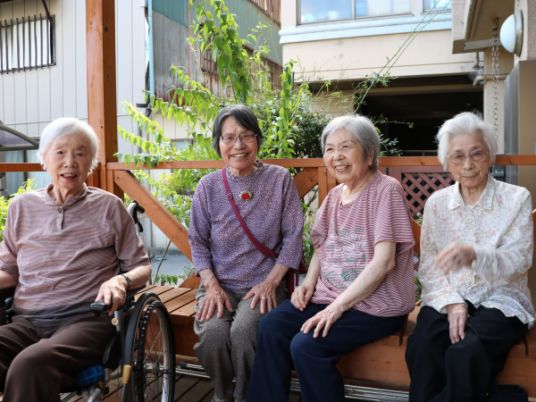 笑顔の高齢者たちの庭