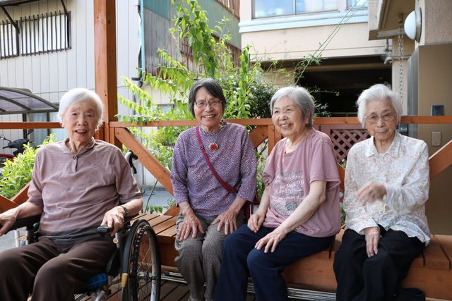 笑顔の高齢者たちの庭