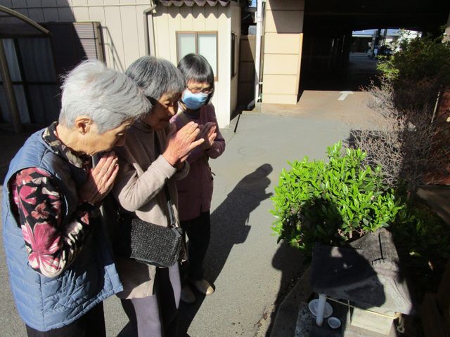 祈りを捧げる人々の中庭 中庭 ご利用者が自然の中で穏やかな時間を過ごしています。心安らぐ中庭でのひとときです。