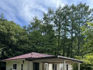 自然に囲まれた建物の外観  