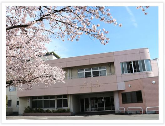桜の咲く建物外観