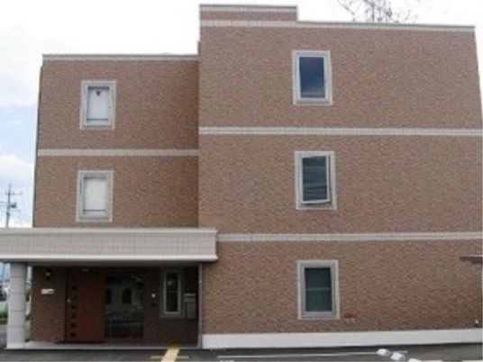 茶色い壁の建物エントランス