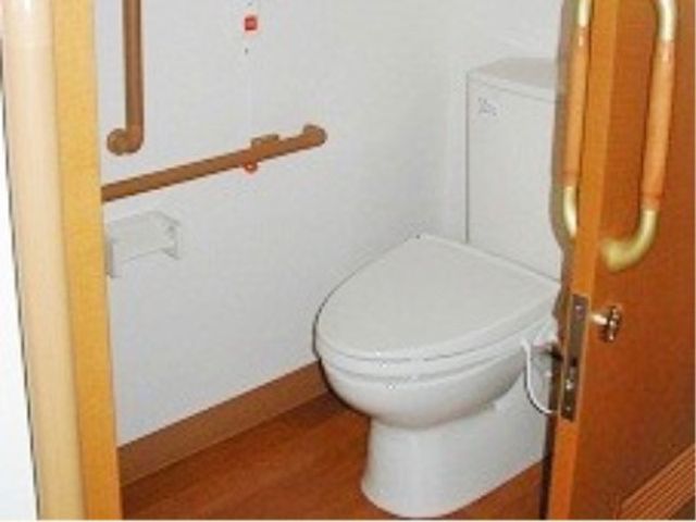 バリアフリートイレの様子 手すり付きの清潔なトイレです。利用者の安全と利便性を考慮した設計で、安心してお使いいただけます。