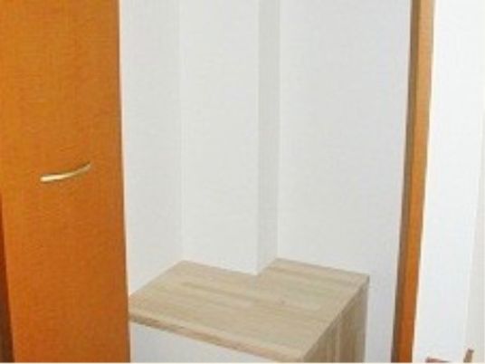 シンプルな木製の棚