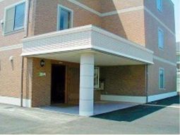 明るい建物のエントランス