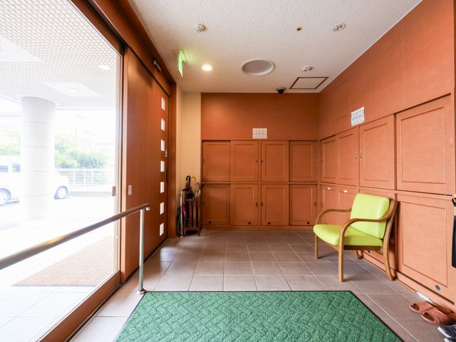 エントランスの様子 エントランス 開放感あるエントランスです。手すりが設置され、安全に配慮された造りになっています。