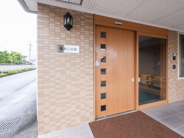 和やかなエントランス エントランス 木目調の扉が温もりを感じさせるエントランスです。明るく開放的な空間が皆様をお迎えします。