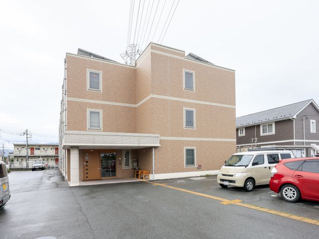 ゆったりとした外観 外観 落ち着いた色合いの建物で、入口が広々としており、気軽に訪れることができます。