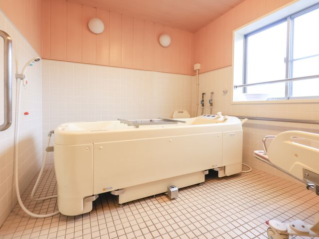 ゆったりとした浴室 浴室 ゆとりのある浴室は、安全に配慮された設計です。窓から差し込む柔らかな光が温もりを与えます。