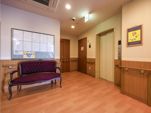 温かみのある廊下 廊下 座り心地のよいベンチがあり、掲示物も整然と掲示された落ち着いた雰囲気の通路です。