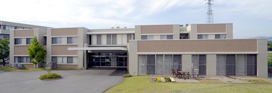 広い庭付き建物