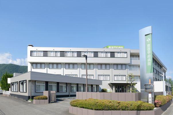 白い建物の外観