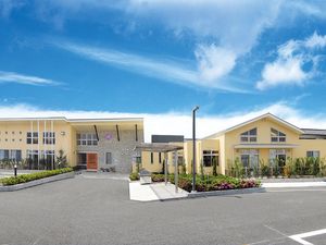 明るい外観の施設  