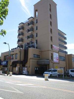高層の建物外観
