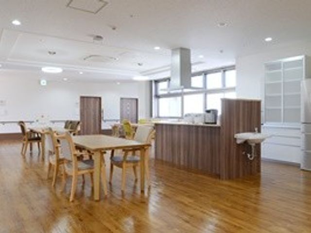 明るい食堂 食堂   木目調のテーブルと椅子が並ぶ、開放感のある食堂です。明るい空間で、落ち着いて食事がしやすそうです。
