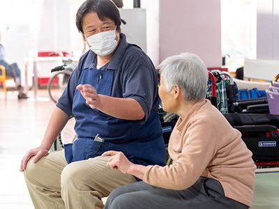 スタッフと利用者の様子