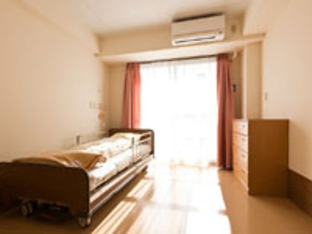 自然光が入る居室 居室 明るい自然光が差し込む和やかな空間。快適な生活をサポートするための設備が整っています。