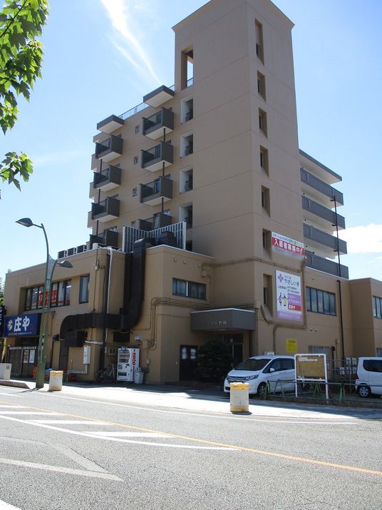 高層の建物外観