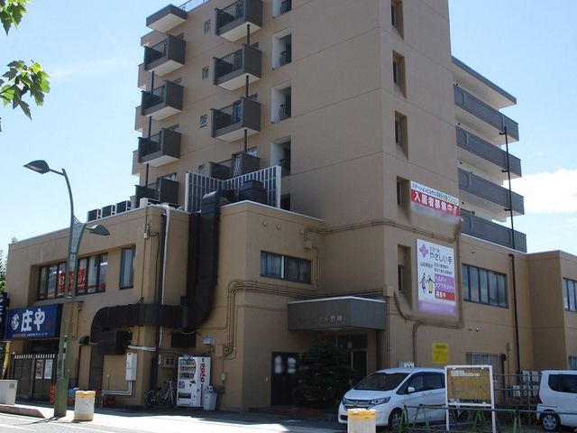 高層の建物外観 外観 多層の建物は市街地に位置し、訪れる方を温かく迎える佇まいです。