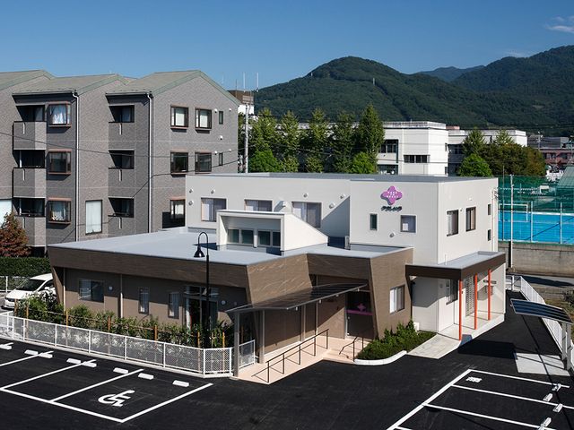 きれいな建物の外観 外観 モダンなデザインの建物は、自然に囲まれた穏やかな環境です。車椅子対応駐車スペースも完備しています。