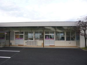 広々とした駐車場のある外観