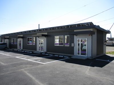 広い駐車場の外観