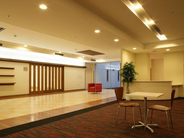 広々とした明るいラウンジ ラウンジ 広い空間で明るい照明が心地よいラウンジです。くつろぎの場として、ゆったり過ごせます。