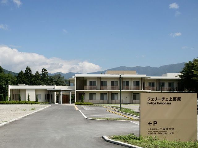 広々とした外観 外観 落ち着いた雰囲気の建物で、リラックスできる職場環境が広がっています。駐車スペースも充実しています。