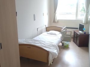 明るい一人部屋居室  