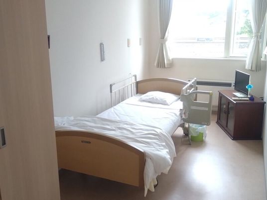 明るい一人部屋居室  