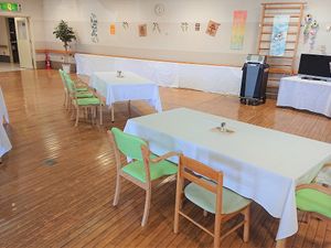 明るい食堂の様子  
