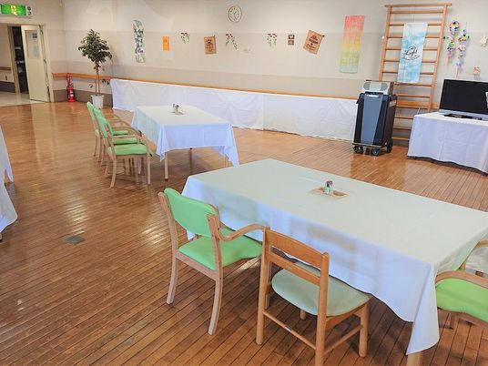 明るい食堂の様子  