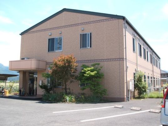 施設外観の落ち着いた建物