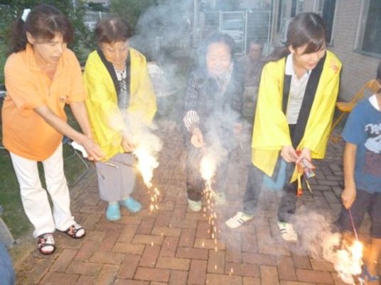 花火を楽しむ人々
