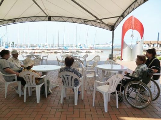 海とテントの下の休憩所