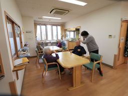 明るい食堂の日常風景