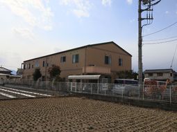 田園風景に囲まれた建物