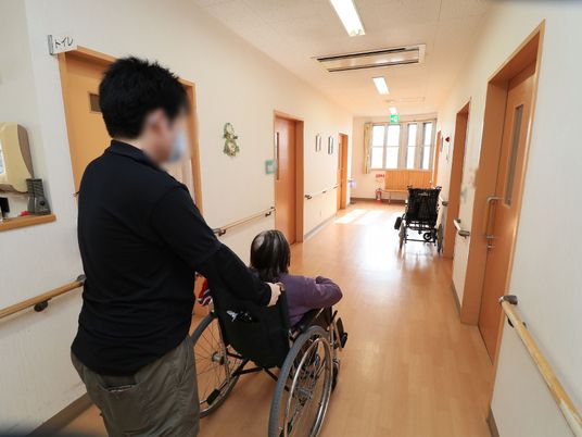 廊下で介助する人