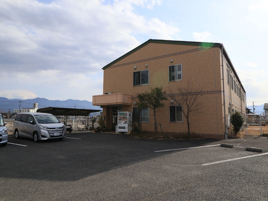 ベージュ色の建物外観