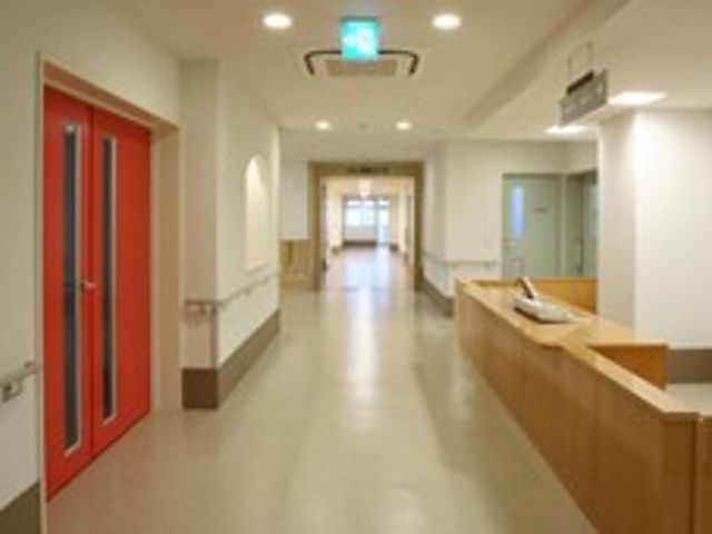 明るい廊下 廊下 長い廊下は、十分なスペースがあり、移動しやすい環境です。明るく清潔な印象を受けます。