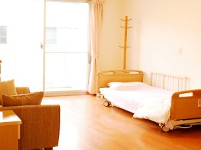 明るい広々とした居室 居室 自然光が入る明るい部屋です。静かでプライベートな時間を過ごせます。