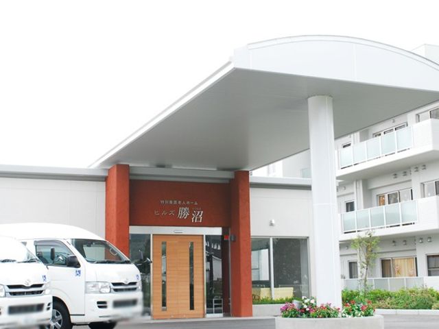 エントランス エントランス 訪れる人を迎える開放的な入口です。雨の日も安心の屋根があります。