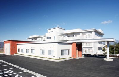 白い建物の外観