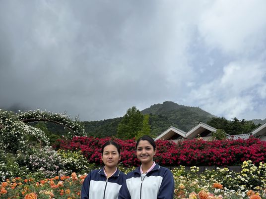 花壇の前のスタッフ  