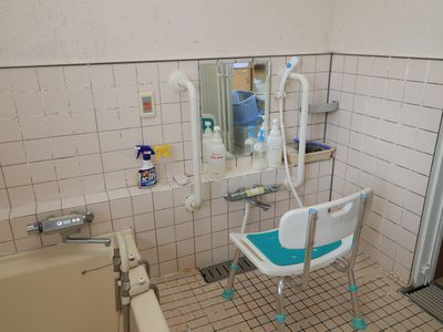  バリアフリー設計の浴室 