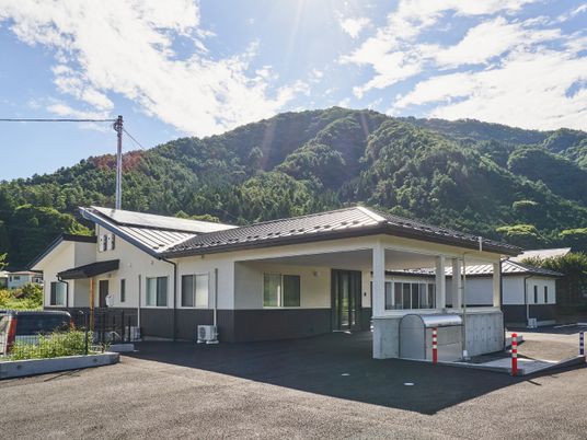 山に囲まれた建物
