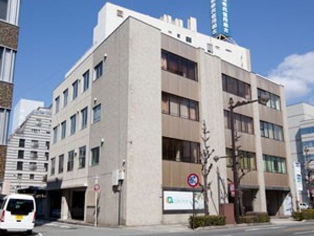 外観の建物 外観 高層ビルの立ち並ぶ中に、シンプルで落ち着いた印象の外観が特徴です。