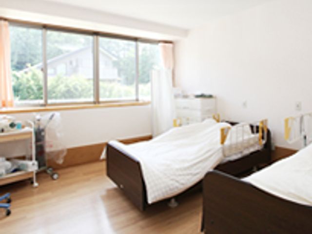 快適な居室 居室 明るい自然光が差し込む快適な居住空間です。清潔なベッドで心地よい休息が得られます。